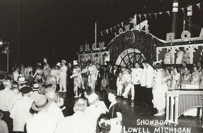 Lowell Showboat VI - Postcard (newer photo)